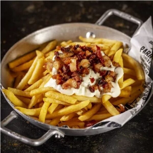 FRITAS MÉDIA C/ TOPPING DE GORGONZOLA E BACON